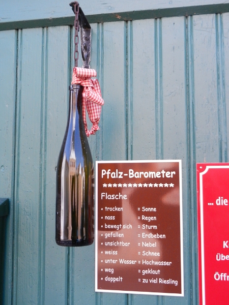 DSCN8226.JPG - Aufgrund des schönen Wetters beschließen wir, erneut ein paar Meter zu laufen.Im Ort Edesheim entdecken wir einen Barometer. Zum Glück sehe ich nur EINE Flasche! :-)