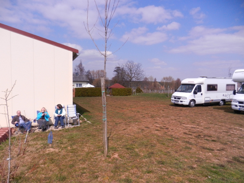 DSCN8234.JPG - Der Wind ist ab und an doch etwas kalt, weshalb wir im Windschatten der Halle sitzen.