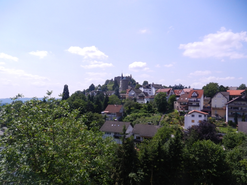 DSCN0842.JPG - Nachdem wir durch die Fussgängerzone im Ort schlenderten, sind wir nun auf dem Weg zurück zum Stellplatz.Noch lange sitzen wir dann vor den Womos und "Chillen".Leider müssen wir morgen wieder arbeiten und so düsen wir dann gegen 19:00 Uhr in Richtung Heimat.Gruß an Inge und Rolf und den "unbekannten" mit dem Friedberger Kennzeichen :-) Es war ein schönes Wochenende!