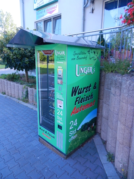 DSCN0843.JPG - In Krumbach entdecken wir einen Wurst- & Fleischautomat,der Metzgerei Unger. Suuuper Idee!!! In dem Automat entdecken wir gekühlte Dosenwurst, Steaks, Bratwürste etc...Eine Dose Leberwurst z.B. kostet auch nur €1,80. Das ist echt genial. Natürlich haben wir kurz angehalten und zwei Dosen Wurst "gezogen" :-)