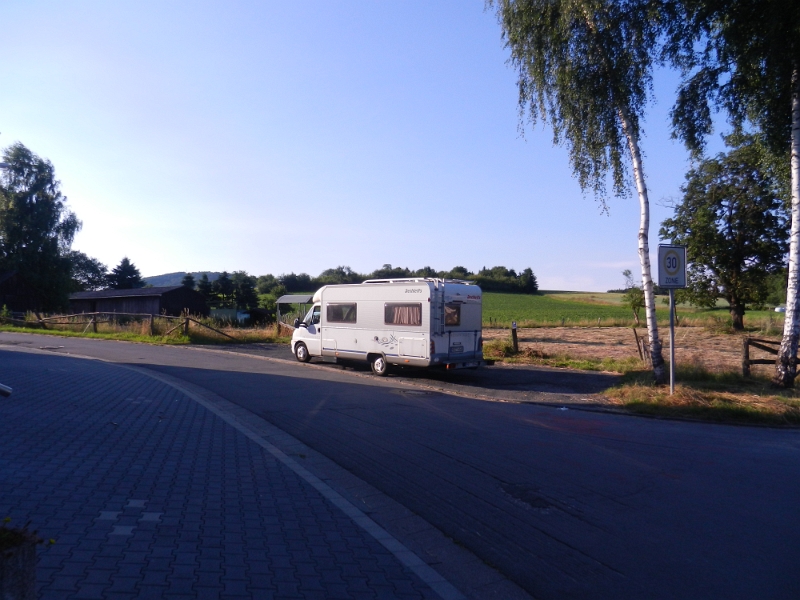 DSCN0844.JPG - Direkt gegenüber vom Wurstautomat ist ein Parkplatz.