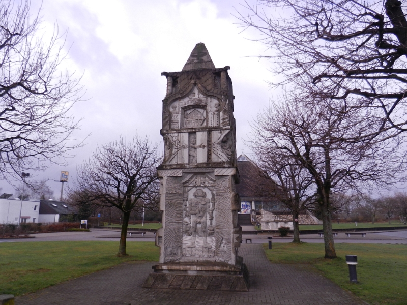 DSCN7034.JPG - Unseren ersten Halt machen an der Katholische Autobahnkirche „St. Christophorus“ am Rasthof Baden-Baden.Die Säulen und die gesamte Kirchen wirken auf mich wie bei den alten Ägyptern.