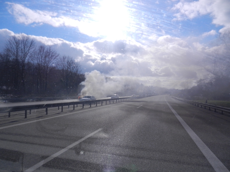 DSCN7055.JPG - Bei Bad Bellingen steht auf der Gegenfahrbahn ein Fahrzeug lichterloh in Flammen. Die Insassen stehen einige Meter hinter dem Auto und können leider nur zusehen, wie ihr Auto abfackelt.Gute 5 Minuten später kommen uns dann einige Feuerwehrfahrzeuge entgegen.