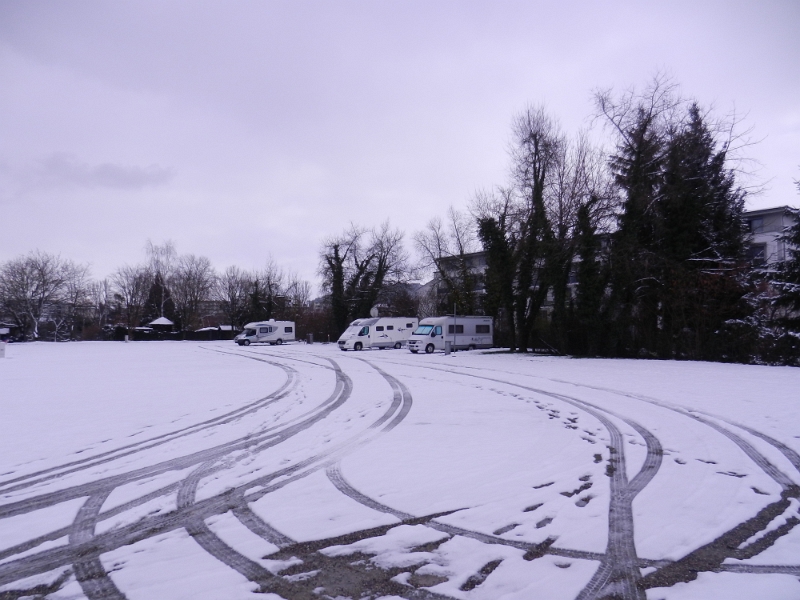 DSCN7084.JPG - Der Stellplatz ist durch eine Schranke vom PKW-Parkplatz abgetrennt, so bleibt wirklich viel Platz für jede menge Womo's.