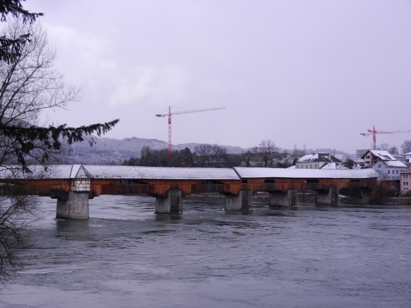 DSCN7092.JPG - Die über 400 Jahre alte Bad Säckinger Holzbrücke ist, mit ca. 200m, die längste überdachte Holzbrücke Europas.