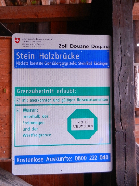 DSCN7106.JPG - "...mit anerkannten und gültigen Reisedokumenten"Ratet mal, wer KEINEN PERSONALAUSWEIS dabei hat???Ist Biene nun ein illegaler einwanderer??? Ohje, schießen die hier noch??? ;-) Hoffentlich wird sie nicht verhaftet!!! Huihuihui...