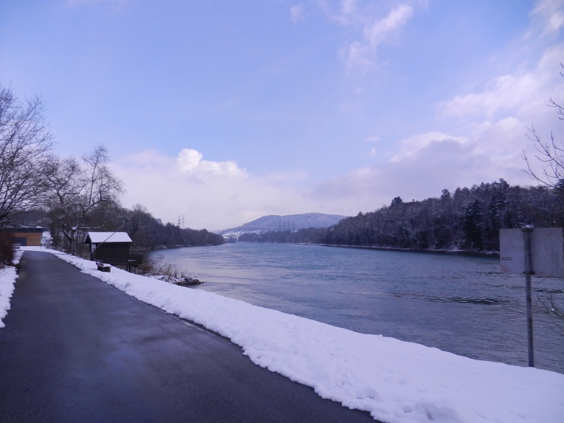 DSCN7183.JPG - Das ist der Blick vom Stellplatz auf den Rhein!!!Sollte der Stellplatz in Laufenburg voll oder blöd sein, fahren wir hierher zurück!