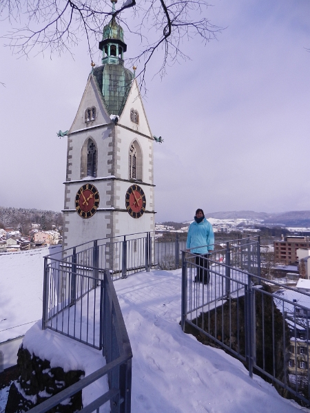 DSCN7279.JPG - Oben angekommen werden wir mit einem sagenhaften Ausblick belohnt. Leider versperrt die Kirche den Blick zur deutschen Seite.