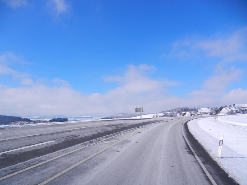 DSCN7362.JPG - So liebe ich das. Viel Schnee, Sonne und trotzdem trockene Straßen.