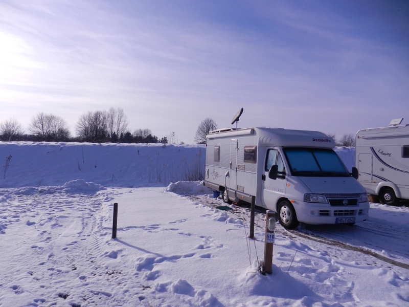 DSCN7394.JPG - Strom angemupfelt, Abwassereimer drunter, Heizung und Konvektor an, Sat-Schirm raus und Kaffee gekocht... Ein gemütlich Nachmittag beginnt!