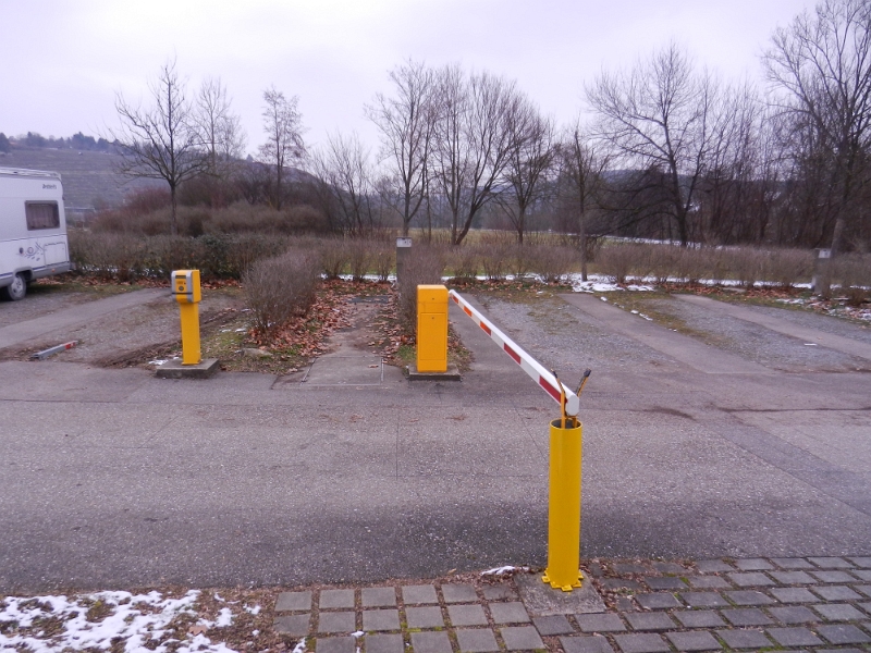 DSCN7480.JPG - Man muss in der Lama-Bar (ca. 300m entfernt) gegen €20 Pfand den Schlüssel für die Schranke holen!Wie gesagt... Uns ist es zu laut hier, direkt nebenan verläuft unüberhörbar, die B27. Der Platz ansich ist echt OK. Wir fahren also weiter...