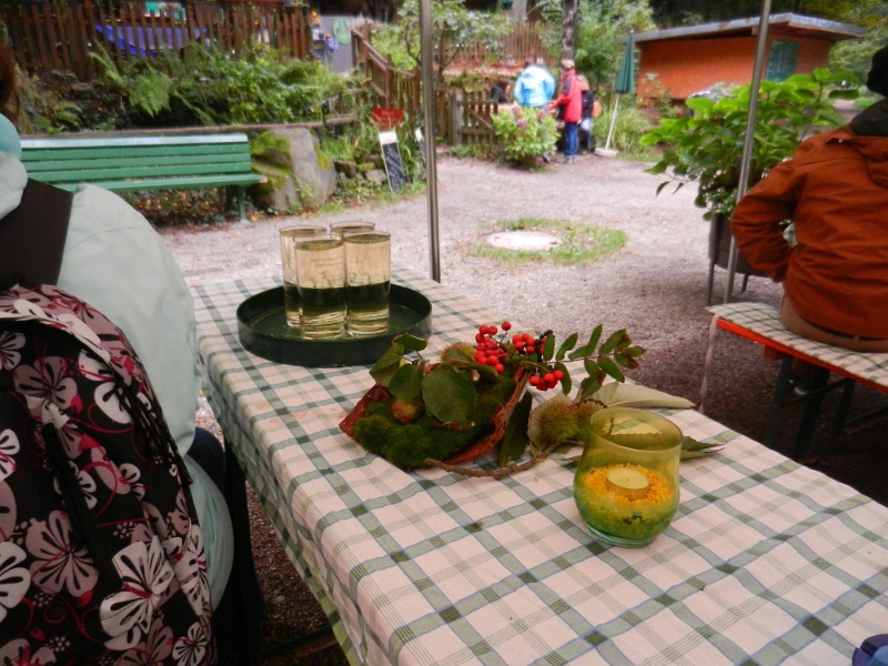 DSCN3572.JPG - Wieder zurück am Hilschweiher müssen wir unbedingt noch einen weiteren "Woischorle" zum Vergleich probieren.