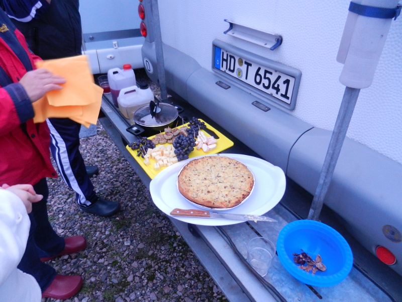 DSCN3589.JPG - Britta hat derweil den "Zwiwwelkuche" im Backofen aufgewärmt. Biene hat noch eine Käseplatte mit Winzertrauben herbeigezaubert. Natürlich haben wir dazu "Neier Woi" also neuen Wein getrunken.Als Buffet musste unser Heckträger herhalten. Die Nachbarn haben mal wieder was zu staunen gehabt *Hahahaha*