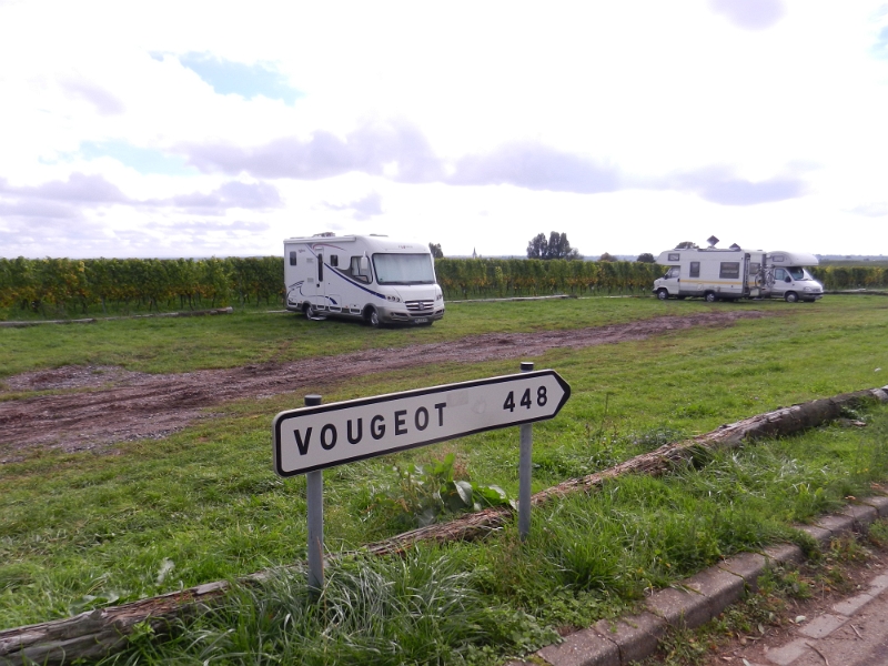 DSCN3611.JPG - Zur Partnerstadt Vougeot sind es 448km.