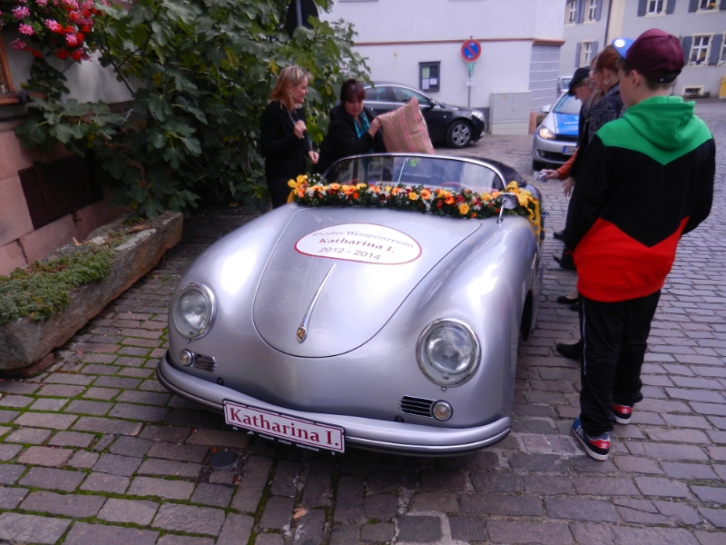 DSCN3614.JPG - In der Theresienstr. entdecken wir einen schicken Porsche in dem wohl heute die Weinprinzessin Katharina I. kutschiert wird.