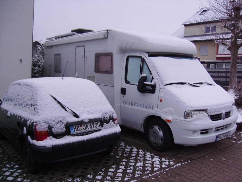 IMGP0002.JPG - Wir wollen heute nach Stuttgart, auf die Urlaubsmesse für Caravan, Motor und Touristik, kurz CMT. Wir staunten nicht schlecht als wir heute morgen aus dem Fenster schauen... SCHNEE!!!