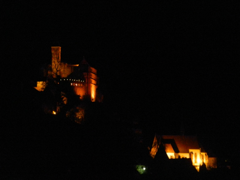 DSCN8269.JPG - Die Burg und die Kirche sind schön beleuchtet.