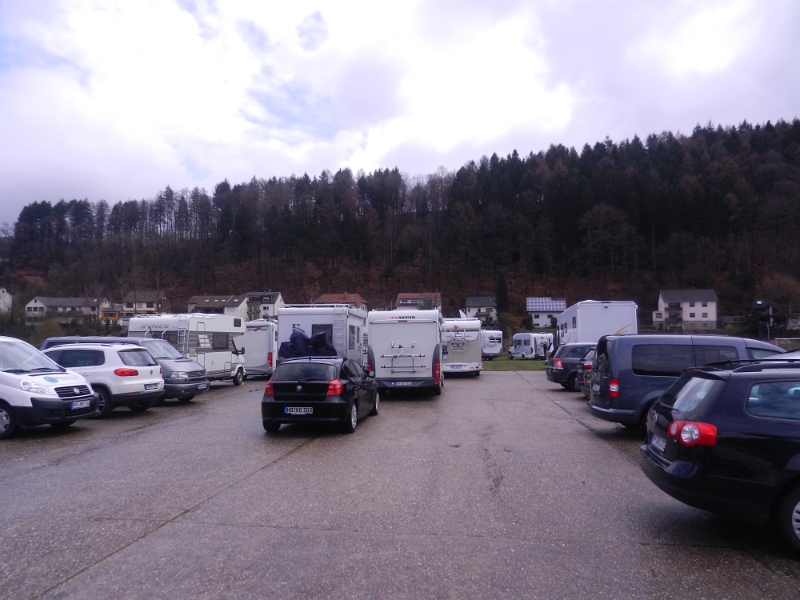 DSCN8280.JPG - Wegen dem Fussballtraining sind sehr viele Pkw auf dem Parkplatz.