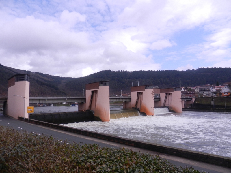 DSCN8296.JPG - Wir kommen an die Neckarstaustufe mit Schleuse, die gleichzeitig als Brücke dient.