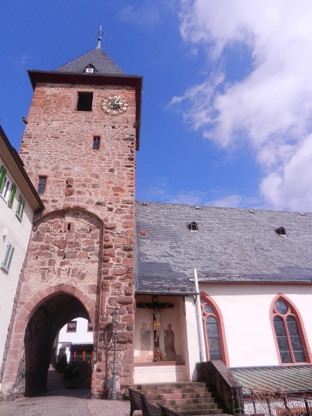 DSCN8313.JPG - Das Mitteltor dient als Kirchturm der Marktkirche.