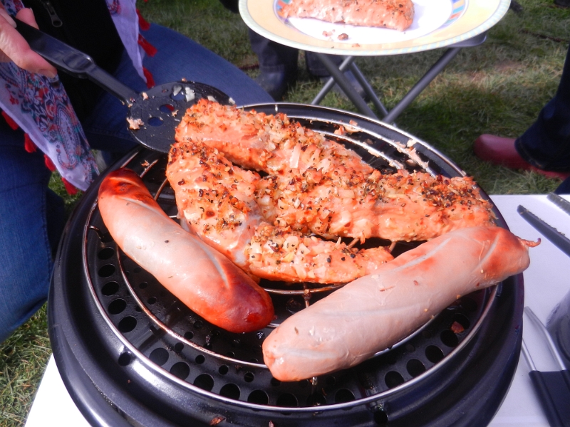 DSCN8355.JPG - Mittlerweile haben wir selbst marinierten und geräucherten Wildlachs auf dem Cobb. Zum testen haben wir noch 2 feine Bratwürste mitgeräuchert, die auch echt gut nach dem Wacholder-Rauch schmeckten.