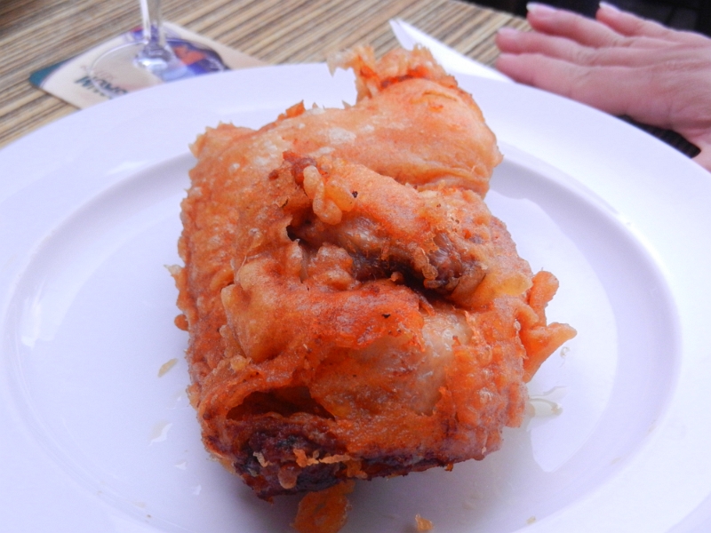 DSCN0949.JPG - Die Hähnchen werden im Bierteig gebacken und waren lecker und super knusprig!