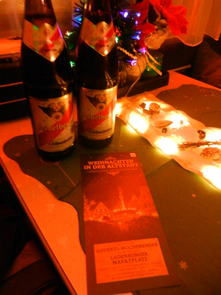 DSCN4067.JPG - Vom Stellplatzbetreiber haben wir zur Begrüßung zwei Flaschen Heidelberger Weihnachtsbier bekommen. Fängt ja schon mal sehr gut an ;-)Den restlichen Abend verbringen wir im "Roten Salon".