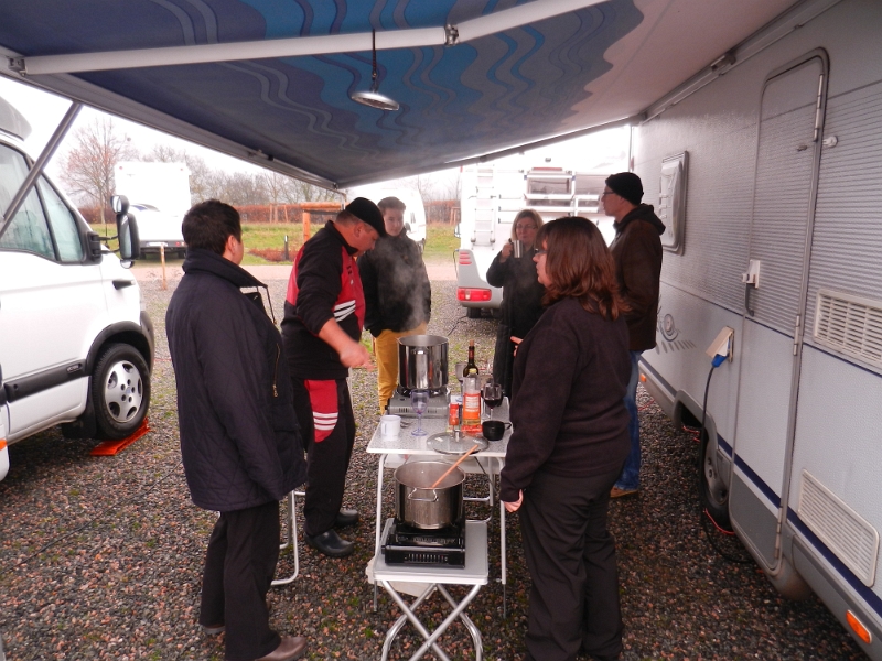 DSCN4084.JPG - Zwischendurch Rotwein (und Glühwein!) probieren...