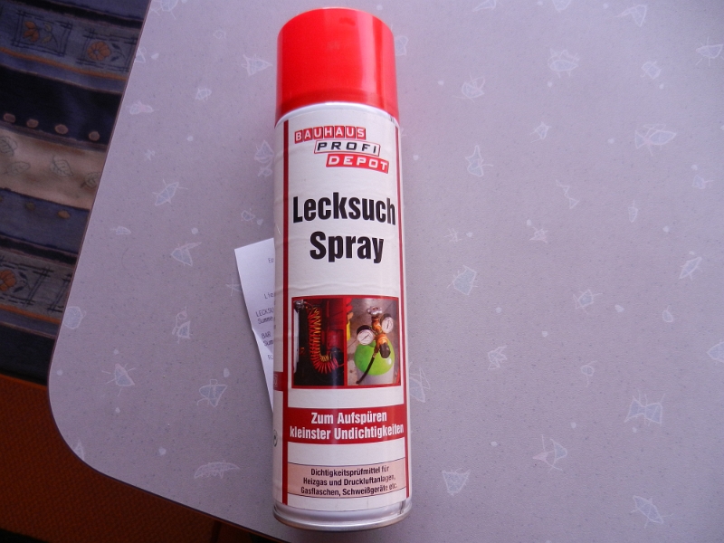 DSCN7578.JPG - ...und mit einem Lecksuchspray auf Dichtigkeit überprüft. Schaut gut aus...