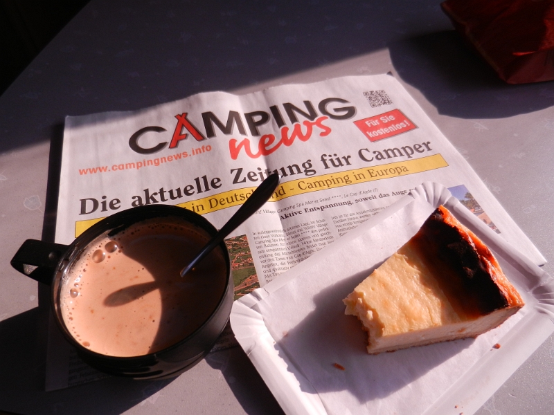 DSCN7583.JPG - ...jetzt brauch ich aber erst einmal eine... genau... PAUSE!!! :-)Stilecht mit Camperzeitung und Käsekuchen!