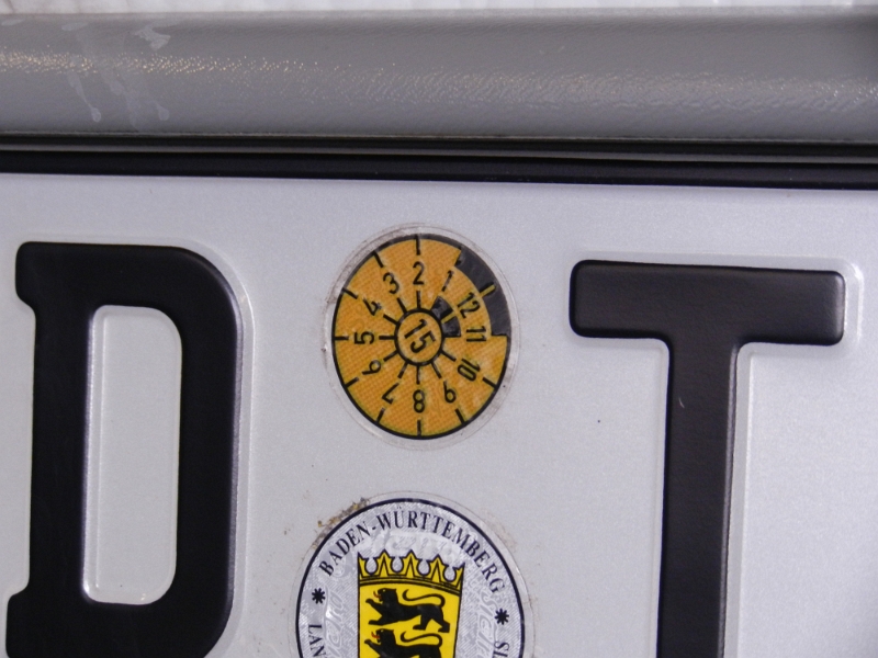 DSCN7617.JPG - Juhuuuuu... Die heißersehnte Plakette!!! Geschafft... *freu*Lediglich den kleinen Ölschwitzer und ein nicht funktionierendes Rückfahrbirnchen im Motorradträger am Heck haben die Prüfer beanstandet. Damit können wir locker leben und machen mal... nix!!! :-)Nächste Woche wird noch der Zahnriehmen und das Motoröl gewechselt, dann ist das Dixi wiedier, WIE NEU!!!