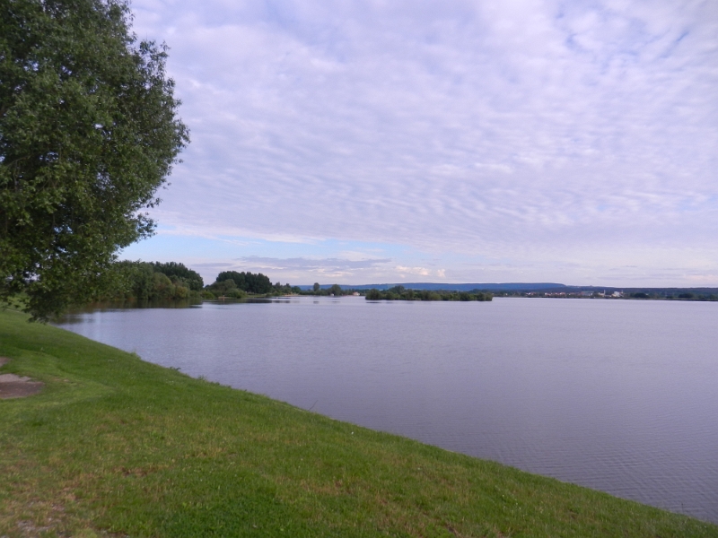 DSCN0618.JPG - Schön, der Altmühlsee liegt vor uns.