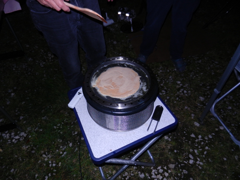 DSCN0678.JPG - Cool, jetzt macht er gefühlte 100 Crepes. :-)Lecker waren die und belegt mit Früchten aus dem Rumtopf *Hicks*