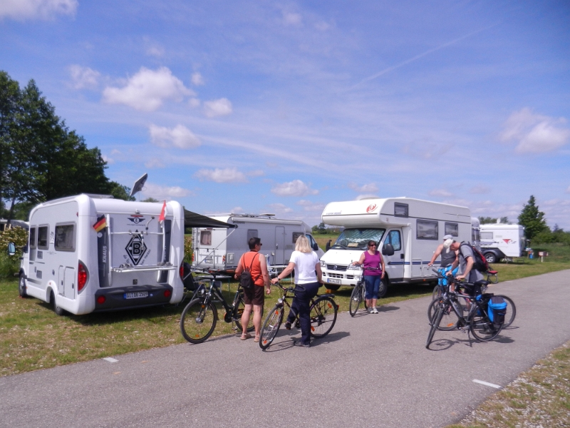 DSCN0681.JPG - Nach einer langen Nacht und "Lach-Muskelkater" steht erneut eine Radtour an. Wir sind fertig und...