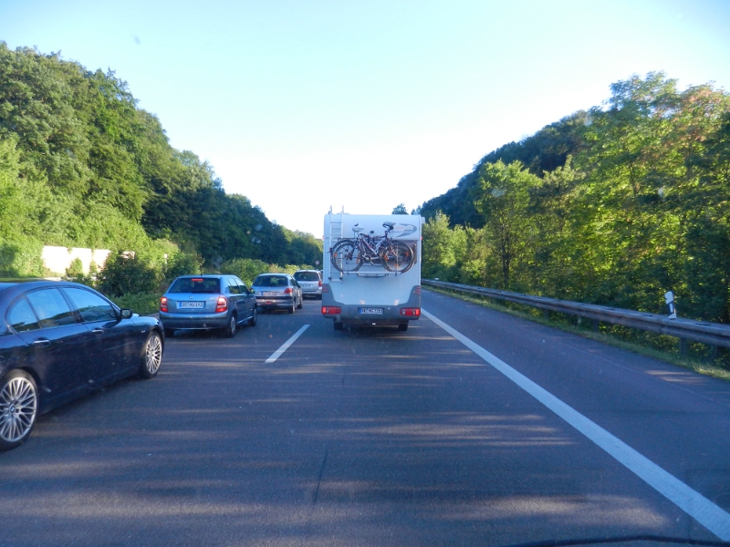 DSCN0739.JPG - Na Toll, wir stehen ca. 20 Minuten im Stau kurz vor dem Weinsberger Kreuz. :-(Kurze Zeit später sind wir dann Daheim angekommen.Es war ein echt schönes Wochenende mit Uschi&Wolfi, Britta&Dirk&Basco, Inge&Rolf sowie den "Nachbarn" Giesela&Jürgen. Viele liebe Grüße... Müssen wir unbedingt wiederholen... TSCHAU!