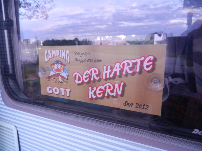 DSCN0741.JPG - Uschi und Wolfgang sind nun auch eingetroffen, somit ist "DER HARTE KERN" vollständig.Dieses geniale Schild hat uns übrigens Rolf "zu Weihnachten" geschenkt! Geniale Idee und vielen lieben Dank nochmal... Suuuuper!