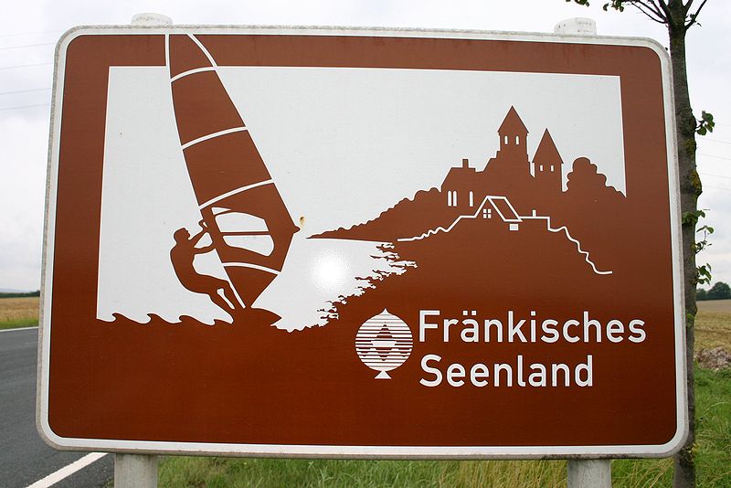 Seenland.jpg - ...erreichen wir unser Ziel, das Fränkische Seenland. Wir treffen uns am Altmühlsee auf dem Stellplatz beim Surferufer am Schlungenhof. Ursprünglich wollten wir nach Absberg am kleinen Brombachsee, doch der Stellplatz dort platzt aus allen Nähten!