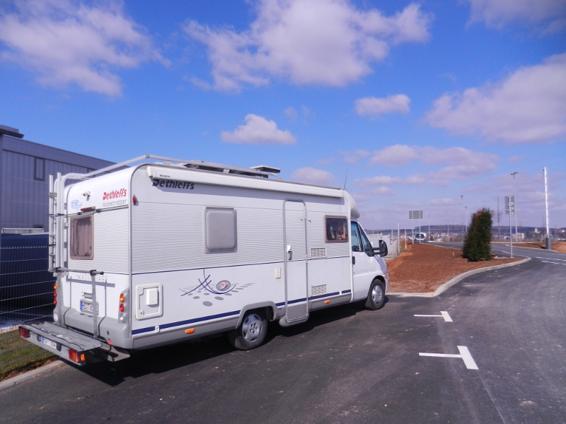 DSCN8059.JPG - ...und stellen uns auf den Parkplatz vor der Badewelt. Für Wohnmobile gibt es keine andere möglichkeit als zwei oder drei "normale" Parkbuchten in beschlag zu nehmen...