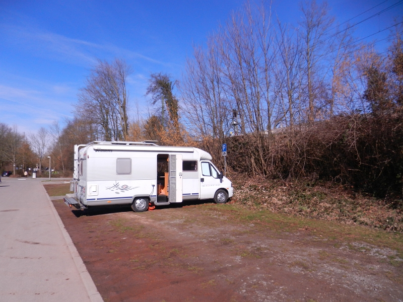 DSCN8079.JPG - Kurz darauf finden wir den kostenlosen Stellplatz der Stadt Weinsberg. Hier gibt es Strom aus dem Automaten sowie eine Holiday-Cleany-Station zum Ver- und Entsorgen.