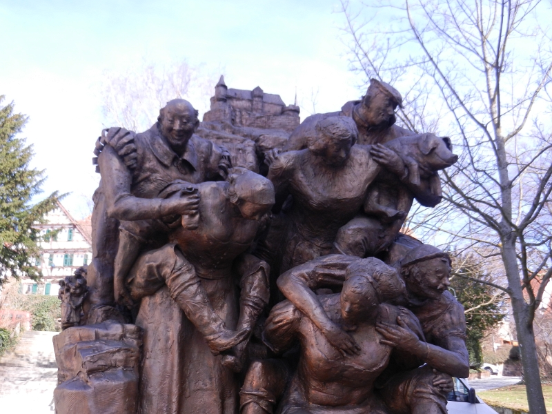 DSCN8090.JPG - Auf dem Markplatz sehen wir das "Treu-Weiber-Denkmal".Diese "Weiber" trugen ihrer Männer auf dem Rücken von der Burg hinunter und retteten dadurch dessen Leben. Diese Geschichte gibt es auf der Webseite der Stadt (www.Weinsberg.de) nachzulesen.