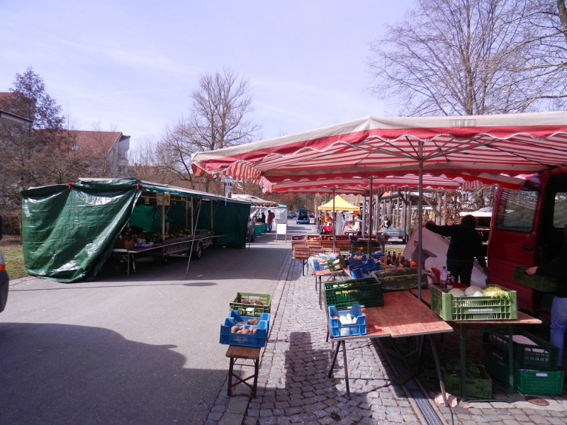 DSCN8133.JPG - Hier und Heute ist Markt, wo wir uns frische Frühstückseier mitnehmen.