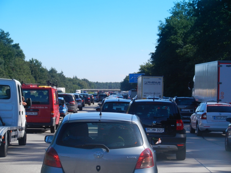 DSCN1266.JPG - Kaum sind wir auf der Autobahn in Richtung Karlsruhe, stehen wir im Stau!!! Wie sich später herausstellt, hat es einen Unfall gegeben...