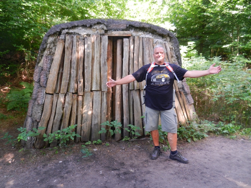 DSCN1293.JPG - Wir starten unsere 4-Burgen-Wanderung auf einem Köhler-Lehr-Pfad. Hier lernen wir, wie Holzkohle damals hergestellt wurde.