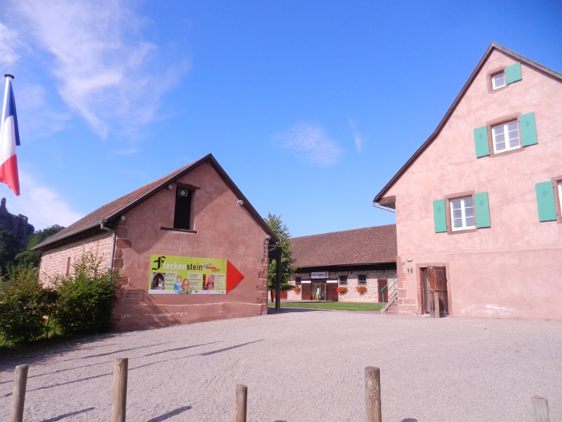 DSCN1294.JPG - Wir erreichen das Forsthaus Fleckenstein, in dem sich heute ein Infozentrum, ein Cafe sowie ein kleines Museum für Kinder befinden.