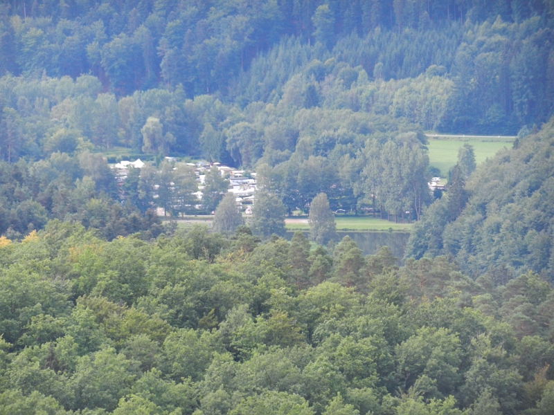 DSCN1403.JPG - Von hier oben entdecken wir den Camping du Fleckenstein neben dem schönen Badesee.