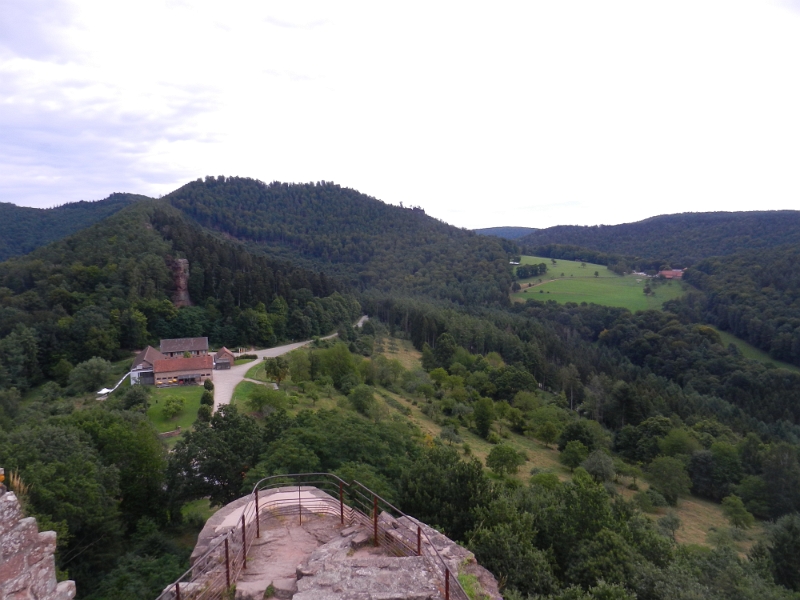 DSCN1417.JPG - Links unten im Bild ist das Infozentrum der Burg Fleckenstein zu sehen, rechts im Bild der Gimbelhof.