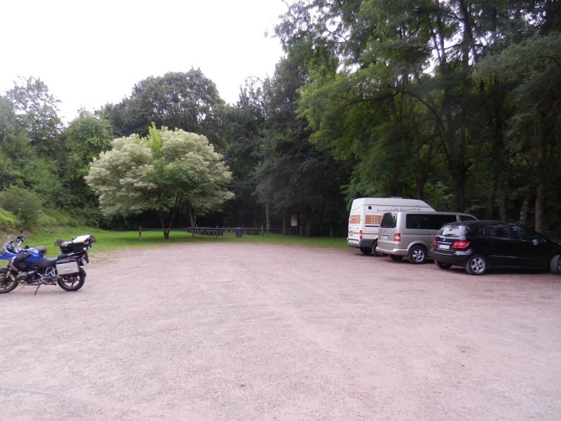 DSCN1447.JPG - Bevor wir nach Hause fahren, schauen wir uns den Stellplatz in Lembach vor dem Maginot-Linie-Fort an.