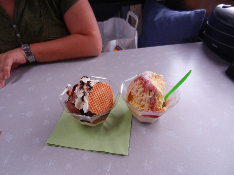 DSCN1455.JPG - In Speyer am Rhein machen wir bei einer "Speise-Eis-Fabrik" halt und holen uns zwei lecker Eisbecher.