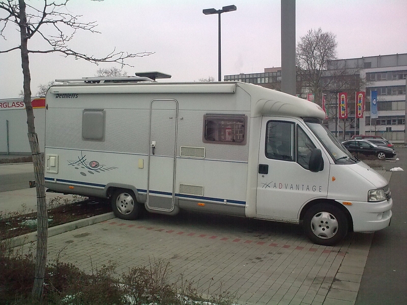 Bild1079.jpg - Donnerstag. Zum Glück hat in Heidelberg ein Nissanhändler doch noch eine Verteilerkappe im Lager gefunden. Leider fehlt mir immer noch ein Verteilerläufer, der aber bis Freitag geliefert werden soll!Dixi muss derweil als Alltagsauto herhalten und schlägt sich, wie hier bei der Parkplatzsuche, echt tapfer! :-)