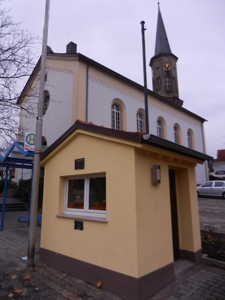 DSCN3926.JPG - Vor der ev. Kirche steht das "Wijeheisje"...